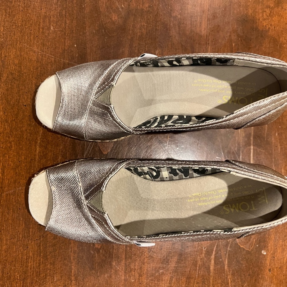 Tom’s cork heels.